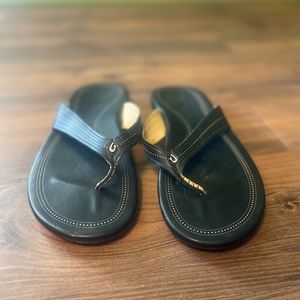 Leather Olukai flip flops size 10